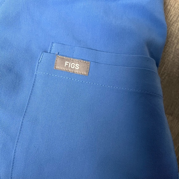 Figs Double Pocket 2 shirt bundle- large - Picture 2 of 6